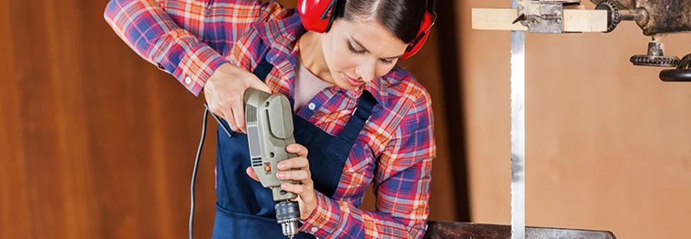 Person benutzt Bohrmaschine